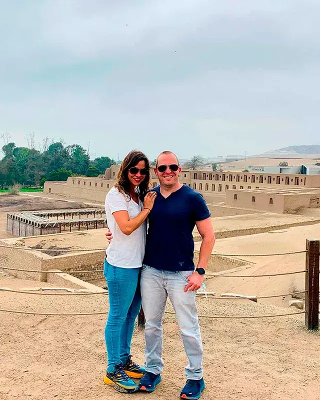 Visitantes en el Santuario Arqueológico de Pachacamac durante el Tour a Pachacamac desde Lima