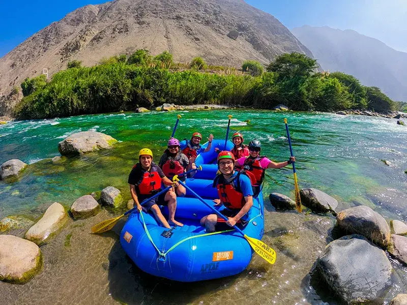 Turistas haciendo canotaje en el río Cañete durante el tour full day Lunahuaná Cerro Azul desde Lima.